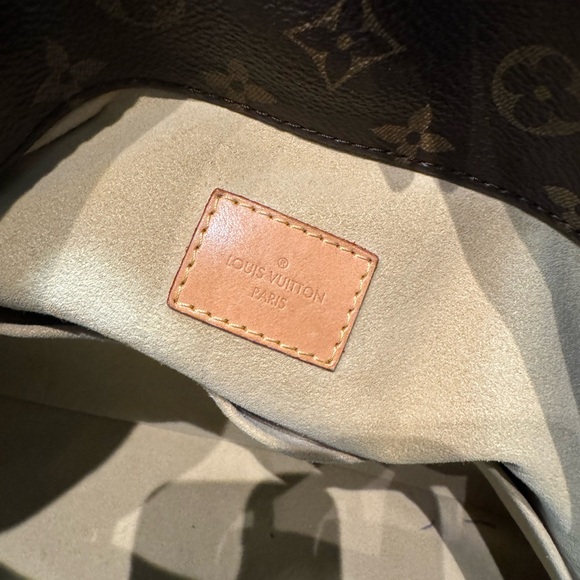AUTHENTIC GORGEOUS LOUIS VUITTON Monogram Canvas Artsy MM shoulder bag.🥰 - Picture 6 of 8
